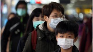 Pessoas com máscara em Taiwan