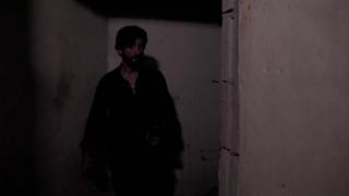 O fotojornalista Ricardo Garcia Vilanova em uma prisão do Estado Islâmico. Ele visitou o local após ser libertado pelo grupo, que o manteve em cativeiro durante oito meses na Síria.