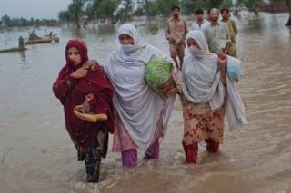 In ka badan boqolkiiba 70% dadkii ay barakiciyeen fatahaadihii Pakistan 2010 waxa ay ahaayeen haween iyo caruur