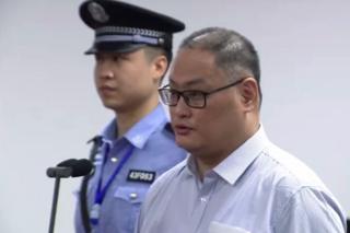 从法院发布的视频中可见留着平头的李明哲。