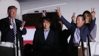 Trump recibió a los tres presos liberados por Corea del Norte.