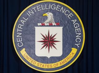   El sello de la Agencia Central de Inteligencia (CIA) se puede ver el 13 de abril de 2016 en la sede de la CIA en Langley, Virginia. 