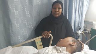 ወ/ሮ ሀሊማ ከልጇ መሀመድ ጋር ሆስፒታል ውስጥ