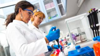 Científicas en un laboratorio