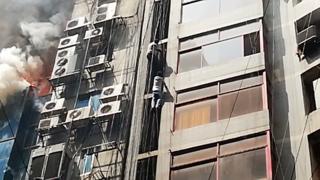 এফআর টাওয়ারে আগুন লাগার পর আতংকিত হয়ে অনেকেই ভবনের গা বেয়ে নামার চেষ্টা করেন।