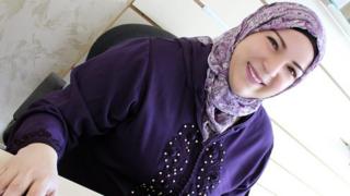 صورة لأخصائية الإرشاد النفسي سناء عيسى