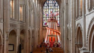 El tobogán en espiral en la catedral de Norwich