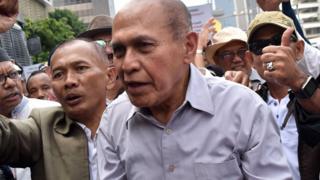 Mantan Kepala Staf Komando Strategis Angkatan Darat (Kas Kostrad) Mayjen TNI Purnawirawan Kivlan Zein (tengah) menghadiri unjuk rasa menuntut diusutnya dugaan kecurangan Pemilu 2019 di Kantor Bawaslu RI, Jakarta, Kamis (9/5/2019). Polisi membubarkan unjuk rasa tersebut karena tidak memiliki surat tanda terima pemberitahuan unjuk rasa.
