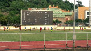 被賽狗場圍繞的蓮峰體育中心在舉行足球比賽(BBC中文圖片17/6/2018)