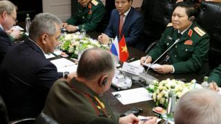 Một lần họp giữa lãnh đạo quốc phòng hai nước
