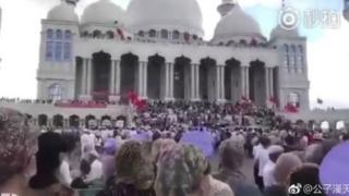 Masjid Weizhou adalah sebuah bangunan tinggi dengan kubah dan menara gaya Timur Tengah.