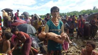 প্রায় নির্জিব শিশুকে কোলে নিয়ে দাড়িয়ে আছেন মামুনুর। শিশুটি পানিশুন্য হয়ে পড়েছে