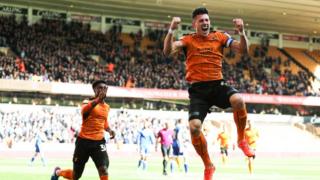 Danny Batth yn dathlu sgorio ei ail gôl i Wolves