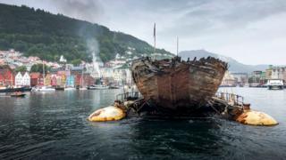 Kapal roald amundsen