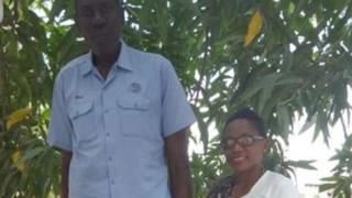 Baraka Elias et la correpondante du service swahili de la BBC, Lizzy Masinga.