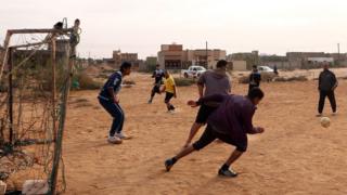 Matasa na wasan kwallon kafa a birnin Sirte na kasar Libya bayan an kori mayakan kungiyar IS daga birnin.