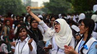 নিরাপদ সড়কের দাবীতে ঢাকার রাজপথে স্কুল ছাত্রীদের বিক্ষোভ, ০৪-০৮-২০১৮।