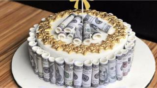 Cake wey dem decorate