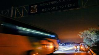 Bus con migrantes venezolanos entrando a Perú