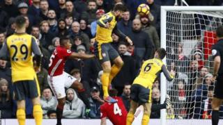 Giroud đánh đầu vào góc xa khung thành từ đường chuyền của Alex Oxlade-Chamberlain.