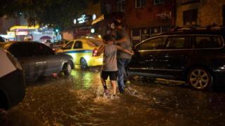 Chuva alaga ruas em Botafogo no Rio de Janeiro