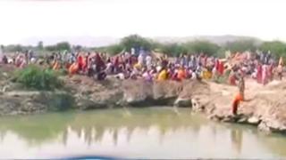 মাটি খুঁড়ছে গ্রামবাসীরা