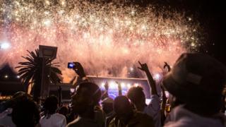 ደቡብ ኣፍሪቃውያን ተቐማጦ ጆሃንስበርግ ኣብ ኣደባባይ ፊትዝጀራልድ ምብሓት ሓድሽ ዓመተ 2018 ኣመልኪቱ ዝተተኮሰ ርችት ብሞባይሎም እናቐረጹ።