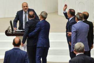 AKP milletvekilleri, Ahmet Şık'a tepkği gösteriyor