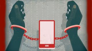 Manos esposadas y teléfono