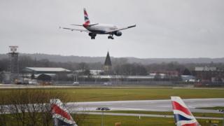 Gatwick'e iniş yapan bir uçak
