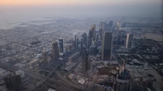 Горизонт Дубая изображен с Бурдж-Халифа (16 мая 2017 года)