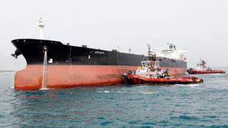 Фото из архива иранского нефтяного танкера, пристыкованного к нефтяной установке на острове Харьков (12 марта 2017 г.)