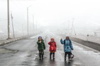 балдар мага кол булгалап, "хеллоу" деп кыйкырып калышты. Алар менин кыргыз экенимди элес албай, чет элдик турист деп ойлоп жатышат