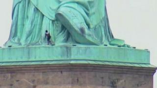 Umuntu yagaragaraga yurira aho ishusho y'ubwisanzure iri i New York itangirira