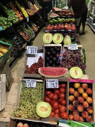 Imagem mostra frutas à venda em uma banca na Argentina