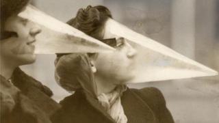 Protectores faciales para las bolas de nieve. Montreal, Canadá, 1939
