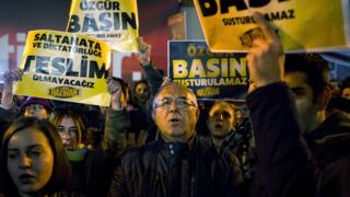 Cumhuriyet gazetesi önünde protesto, pankartlarda "saltanata ve diktatörlüğe teslim olmayacağız" yazıyor.