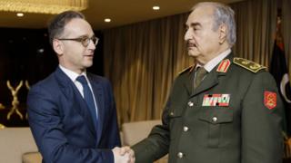 maas ve hafter el sıkışırken