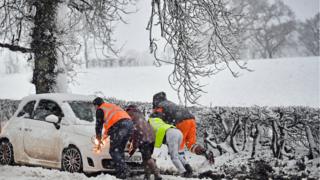 пешеходы толкают автомобиль