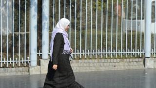 الشرطة البريطانية تحقق في هجوم على سيدة محجبة على أنه جريمة كراهية