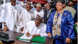 Aarẹ Buhari lasiko to n fi ọwọ si adehun naa