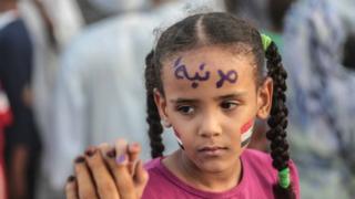 طفلة سودانية تحتفل بالتوصل لاتفاق لتقاسم السلطة