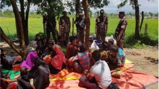 কক্সবাজারের টেকনাফের দমদমিয়া সীমান্তে অবস্থান করছে ৩২জন রোহিঙ্গা