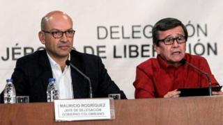 Глава делегации правительства Колумбии Маурисио Родригес (слева) и делегат Национальной армии освобождения (ЭЛН) Пабло Белтран (справа) проводят пресс-конференцию в Каракасе, Венесуэла, 10 октября 2016 года.