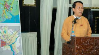 ရန်ကုန်မြို့သစ်စီမံကိန်းအကြောင်းရှင်းပြနေတဲ့ ဝန်ကြီးချုပ်ဦးဖြိုးမင်းသိန်း