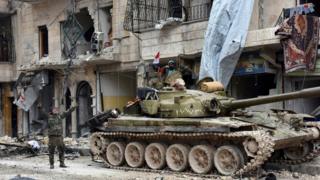Soldados do governo sírio em Aleppo