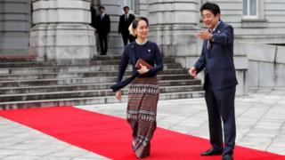 သွားလေရာ မြန်မာဝတ်စုံကို ပွဲထုတ်တဲ့ ဒေါ်အောင်ဆန်းစုကြည်