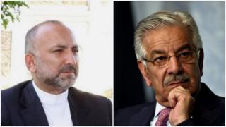 خواجه محمد آصف، وزیر خارجه پاکستان (راست) و حنیف اتمر، مشاور امنیت ملی افغانستان