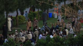 Yao Yuan and Li Ming said that downstairs in the hotel where they live, a large number of Muslims gather every day to sit on the grass, and very few people wear masks.