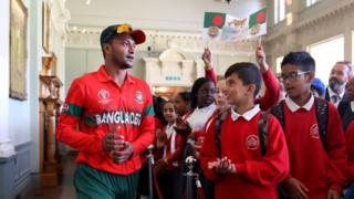 জনপ্রিয়তার কারণে বিভিন্ন প্রতিষ্ঠানের শুভেচ্ছা কিংবা পণ্য দূত হতে সাকিবের চাহিদা ছিলো ব্যাপক